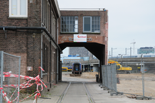 846850 Gezicht op het poortje in een van de gebouwen van de vroegere wagenmakerij van de Nederlandse Spoorwegen (2e ...